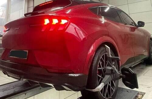 Ford Mustang Mach-E на стенді для розвалу-сходження коліс в автосервісі